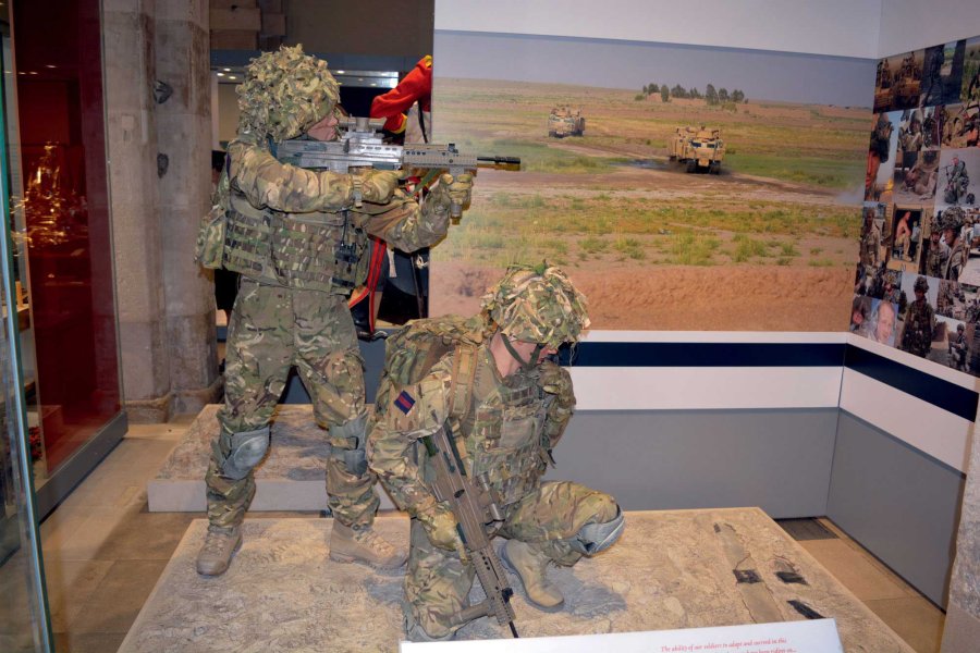 Die Geschichte der britischen Household Cavalry Zwei lebensgroße Figuren moderner Kavalleristen in Tarnkleidung