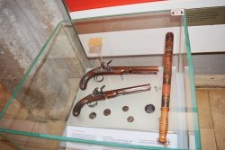 Die Geschichte der britischen Household Cavalry Zwei historische Pistolen aus dem Jahr 1815 in einem Schaukasten im Museum der Household Cavalry