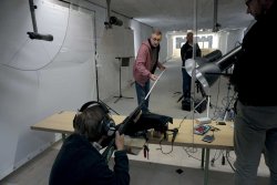 Unter den Blicken der Photron-Mitarbeiter Phil Holloway (2.v.r.) und Andreas Mangold (r.) ermittelt Werner Mehl die Flugstrecke des Geschosses von der Mündung bis vor die Kameralinse. Unter den Blicken der Photron-Mitarbeiter Phil Holloway (2.v.r.) und Andreas Mangold (r.) ermittelt Werner Mehl die Flugstrecke des Geschosses von der Mündung bis vor die Kameralinse.