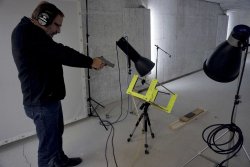 Versuchsaufbau für den Schuss mit einem 45er Frangible-Geschoss auf eine Stahlplatte, auf der eine kleine Zündkapsel liegt. Das Mehl BMC 19 dient dabei zum Triggern (Auslösen) der Hochgeschwindigkeitskamera und startet die Aufnahme. Versuchsaufbau für den Schuss mit einem 45er Frangible-Geschoss auf eine Stahlplatte, auf der eine kleine Zündkapsel liegt. Das Mehl BMC 19 dient dabei zum Triggern (Auslösen) der Hochgeschwindigkeitskamera und startet die Aufnahme.