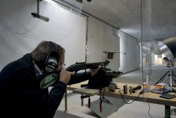 Vor dem Schießen mit der Remington 870 Tactical Express muss Schütze Axel Manthei zunächst genau zielen und dann, wie alle Anwesenden auch, die Augen schließen, … Vor dem Schießen mit der Remington 870 Tactical Express muss Schütze Axel Manthei zunächst genau zielen und dann, wie alle Anwesenden auch, die Augen schließen, …