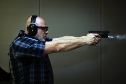 GLOCK Community Days vom 31. Mai bis 1. Juni 2025 in Österreich: Infos, Hintergründe und Teilnahme caliber-Chefredakteur Stefan Perey beim Testschießen der GLOCK G45 MOS.