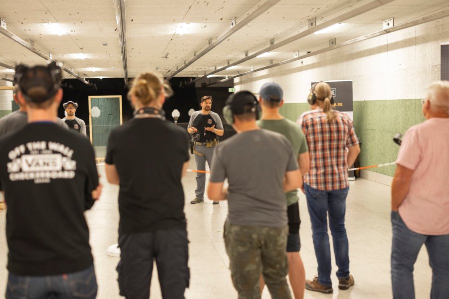 Nachbericht: Die ersten GLOCK Community Days 2025 im Shootingpark Leobersdorf in Österreich Teilnehmer der GLOCK Community Days 2025 mit Instruktoren auf dem Schießstand.