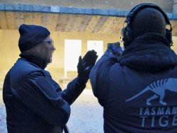 GLOCK Pistole zerlegen: Technikseminar von Baltic Shooters Analyse der Abzugsmanipulation von Sportschütze mit GLOCK Pistole auf Schießstand