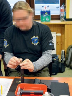 GLOCK Pistole zerlegen: Technikseminar von Baltic Shooters Dozent demonstriert Demontage, Reinigung und Montage einer GLOCK Pistole