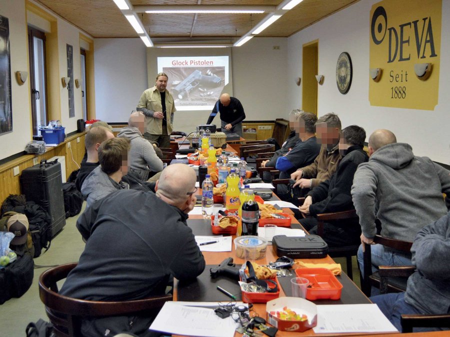 GLOCK Pistole zerlegen: Technikseminar von Baltic Shooters Teilnehmer GLOCK-Technikseminar in Kursraum der DEVA Schießanlage in Berlin-Wannsee
