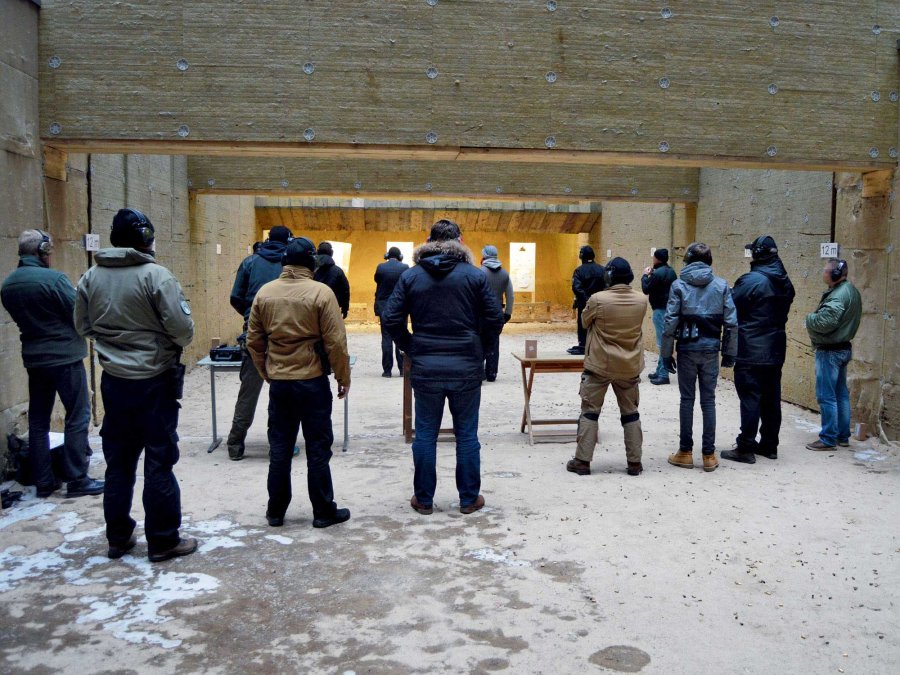 GLOCK Pistole zerlegen: Technikseminar von Baltic Shooters Funktionstest der Pistolen bei GLOCK-Technikseminar