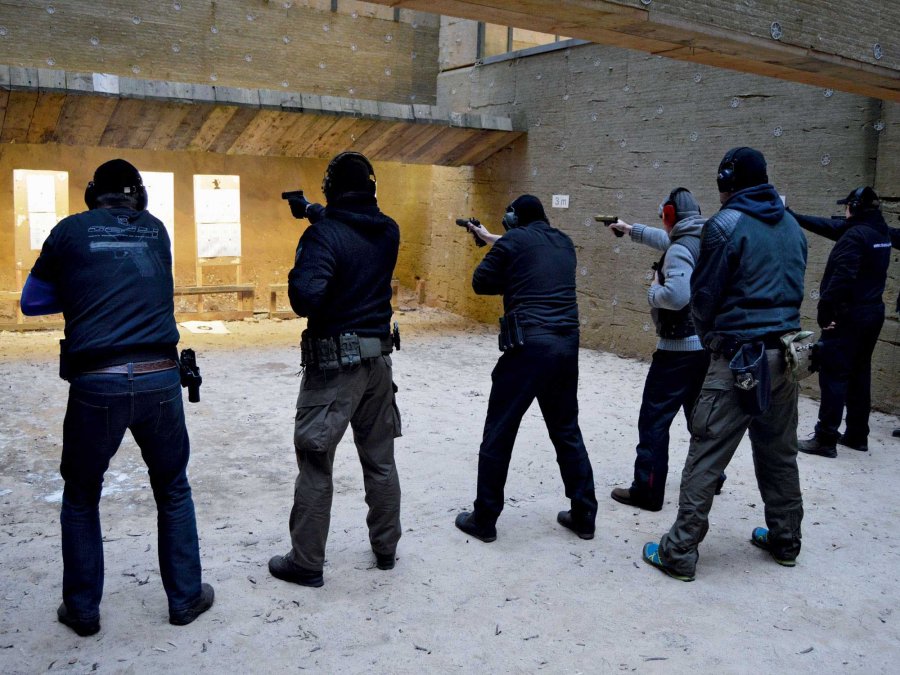 GLOCK Pistole zerlegen: Technikseminar von Baltic Shooters Schützen nehmen Funktionstest von GLOCK Pistolen vor