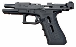 GLOCK Pistole zerlegen: Technikseminar von Baltic Shooters Schnittmodell der GLOCK Pistole G17 zur Anschauung bei GLOCK-Technikseminar