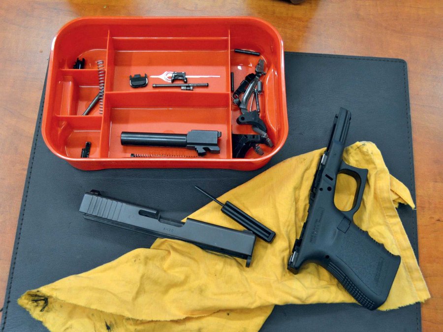 GLOCK Pistole zerlegen: Technikseminar von Baltic Shooters Demontage Kurzwaffe: zerlegen einer GLOCK Pistole