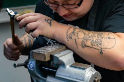 Filigranes Handwerk: Angehende Graveure – ein Besuch Ein Auszubildender bei der Arbeit an einem Werkstück.