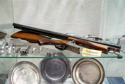 Filigranes Handwerk: Angehende Graveure – ein Besuch Gravierte Kipplaufwaffen in der Ausstellung der Berufsfachschule.