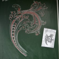Filigranes Handwerk: Angehende Graveure – ein Besuch Ornament an einer Tafel. Daneben die Vorlage.