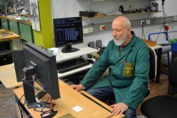 Filigranes Handwerk: Angehende Graveure – ein Besuch Ausbilder Andreas Amthor am Computer.