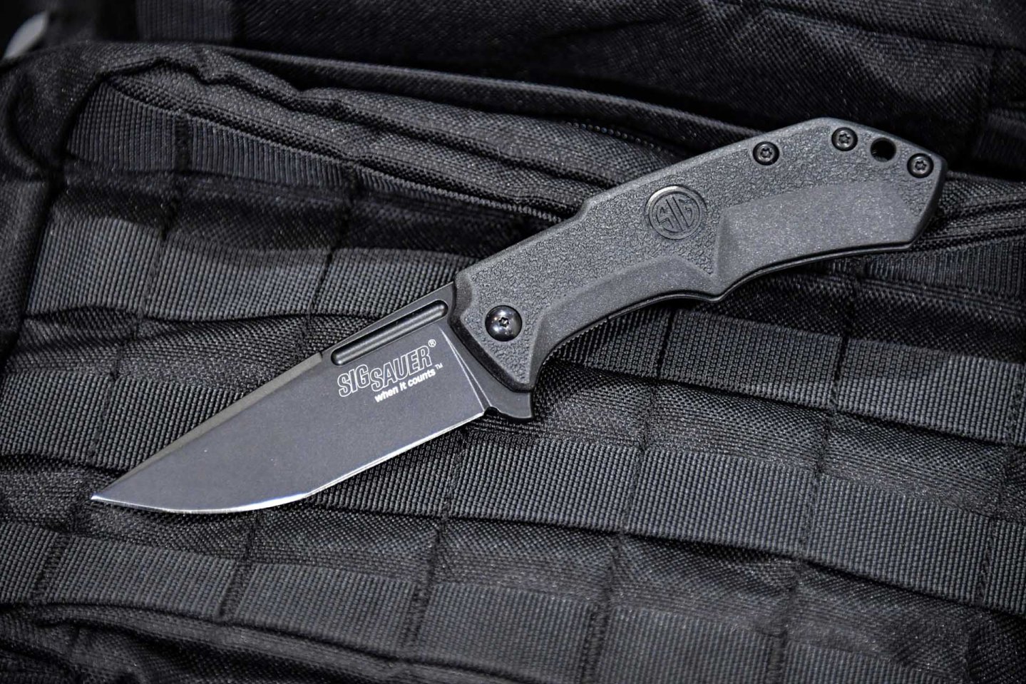 Neuheiten von GSG Premium Brands auf der IWA OutdoorClassics 2019 Das SIG Sauer M1 auf einer schwarzen Matte.