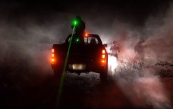 Breaking: Horror-Angriffe durch Untote gemeldet – So können Sie sich schützen! Teamfahrzeug der Anti-Zombie-Einheit bei nächtlichem Nebel