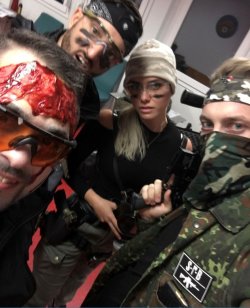 Breaking: Horror-Angriffe durch Untote gemeldet – So können Sie sich schützen! Österreichisches Anti-Zombie-Team Selfie