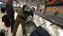 Horst Holzinger am Gepäckband.