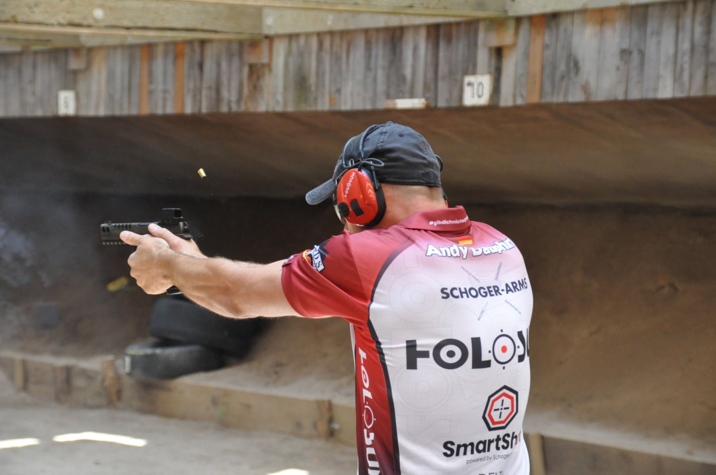 Schütze mit Kurzwaffe während des Wettkampfes.