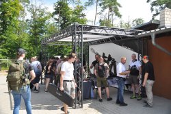 Alle guten Dinge sind Drei: Beim binnen Sekunden ausgebuchten HERA Steel Nightmare 2021 ließen es die Schützen tüchtig krachen. Hier Starter mit Wather Q5 Steel Frame in Aktion. Ausstellerstand von HERA Arms mit Besuchern.