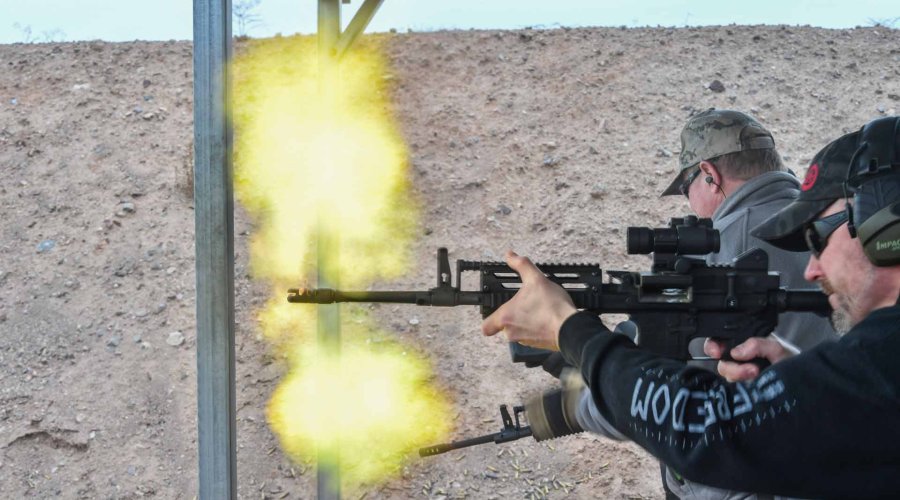 Schützen testen Gewehre auf Schießstand beim Industry Day at the Range 2019
