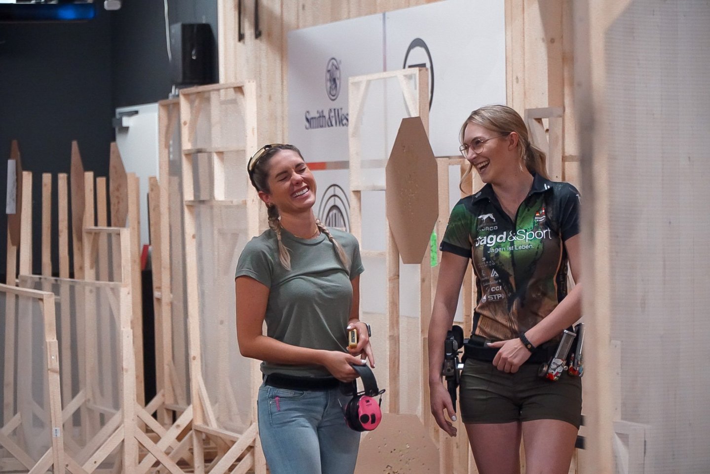 Danielle Valkyrie (l.) und Samantha Wendel (r.) in der Schießhalle.