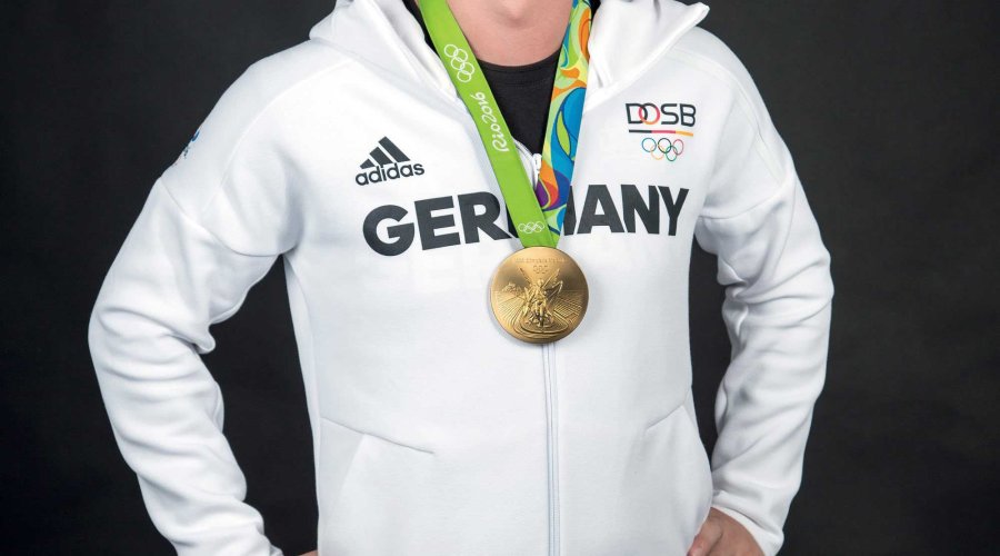 Henri Junghänel mit seiner Goldmedaille von Olympia in Rio.