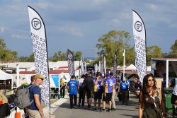 Abschlussbericht: Die Top-Ergebnisse von der IPSC European Handgun Championship 2023 in Griechenland Beachflags von Hauptsponsor CZ säumten den Wegesrand zu den Stages.
