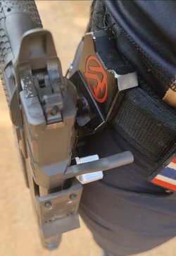 Handgun World Shoot in Pattaya, Thailand 2022 – der Erlebnisbericht von OPEN-Schützin Samantha Wendel Samathas Pistole im Holster ohne Red Dot.