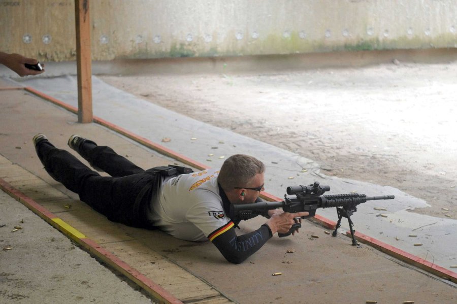 IPSC-Schießen: Was für ein Schießsport ist das eigentlich? IPSC-Schütze Frank Jacob mit Gewehr im Wettkampf