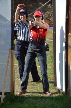 IPSC-Schießen: Was für ein Schießsport ist das eigentlich? IPSC-Schütze mit Range Officer beziehungsweise Schießaufsicht an seiner Seite im Parcours