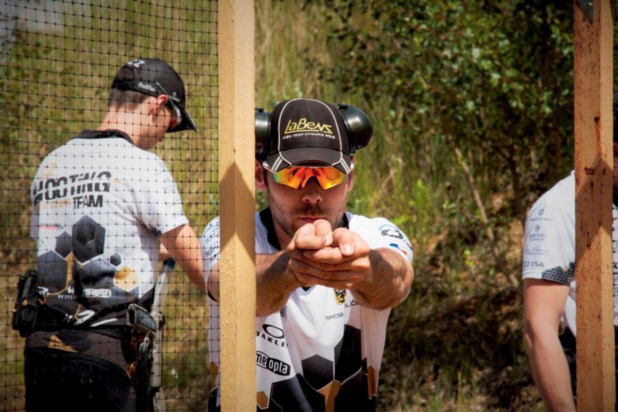 IPSC-Schießen: Was für ein Schießsport ist das eigentlich? IPSC-Schütze legt sich beim Walkthrough eines Parcours-Abschnitts vor dem Wettkampf die richtigen "Moves" zurecht