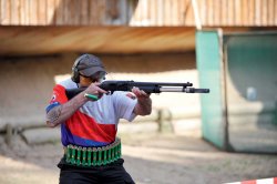 IPSC-Schießen: Was für ein Schießsport ist das eigentlich? IPSC-Schütze mit Flinte mit Magazinverlängerung sowie doppelreihigen Gurt samt Patronenklemmen