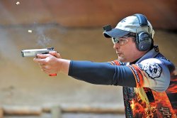 IPSC-Weltmeister Eric Grauffel Eric Grauffel beim Schießen
