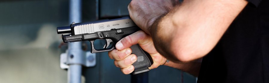 Nachbericht 2 zur IWA 2024: Was gab es noch? Mehr Interessantes zu Waffen, Optik und Munition Die neue GLOCK 49 MOS beim Durchladen.