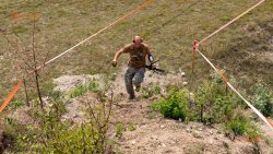 Wettkampfbericht: KAHLES Long Range Competition Day 2018 Mann sprintet mit Präzisionsgewehr.