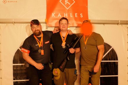 KAHLES Long Range Competition Day 2018 John-Arthur Skogås (links), Allan Brønden Christensen (Mitte) und ein unkenntlich gemachter Drittplatzierter sind die Sieger des KAHLES Long Range Competition Days 2018.
