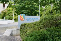 Der Weg zum kleinen Waffenschein Das Schild der Behörde