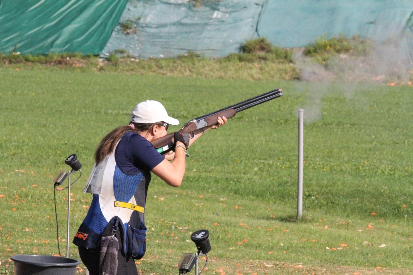 Skeet-Schützin im Anschlag