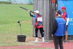 Schütze am Skeet-Niederhaus