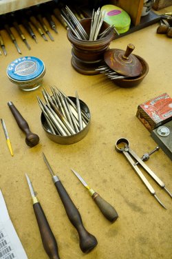Krieghoff: Spannendes Handwerk – die Geschichte der deutschen Jagd- und Sportwaffenmanufaktur Teil 3 Traditionelles Werkzeug zum anfertigen von Graveuren