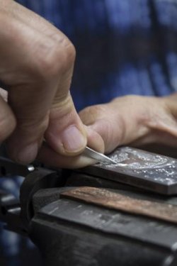 Krieghoff Jagd- und Sportwaffen: Hightech trifft auf Manufaktur Krieghoff Graveur bei der Arbeit