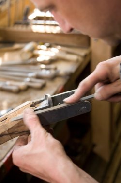 Krieghoff Jagd- und Sportwaffen: Hightech trifft auf Manufaktur Bearbeitung von Schäften durch einen Büchsenmacher bei Krieghoff