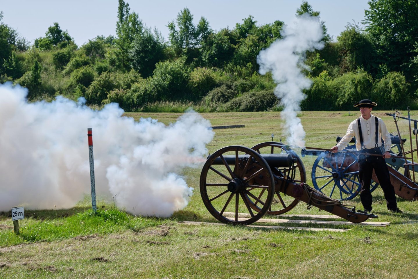 Europameisterschaft Leichte Feldartillerie 2025: Vor Ort beim außergewöhnlichen Schießsport-Wettkampf Abfeuern einer Kanone.