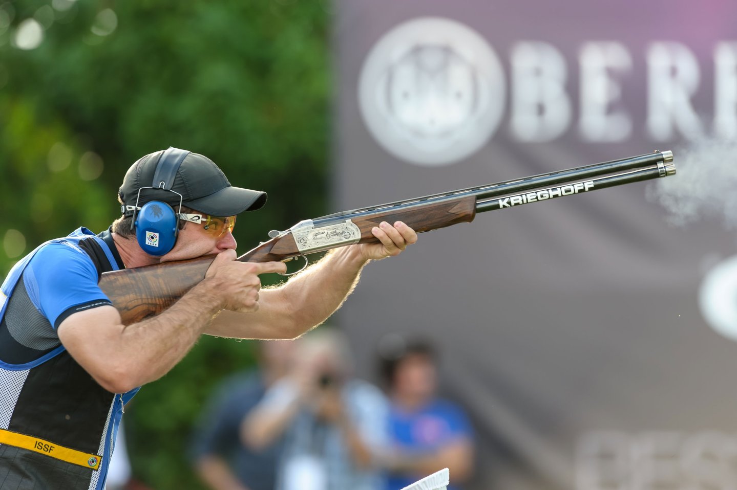 Live schauen: DM 2019 Wurfscheibe Finale Skeet Damen und Herren Wurfscheibenschütze mit Flinte im Anschlag.