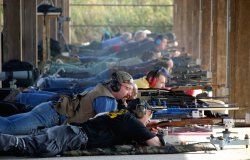 Long Range: Vom Schuss auf weite Distanzen - Einführung in den Long-Range-Sport Massenszene bei einem Long-Range-Wettkampf in Italien