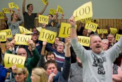 Bundesliga Luftgewehr: Live aus Kevelaer auf Sportdeutschland.TV Beigeisterte Zuschauer der Liveübertragung Bundesliga Luftgewehr aus Kevelaer feiern Sportschützen und 100er Serien