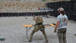 Lynx Brutality 2025: Der etwas andere Wettkampf – Bericht zum anspruchsvollen Event in Slowenien Schütze auf der Stage in der Lynx Brutality 2025-Armored-Klasse.