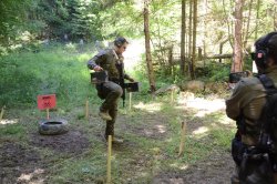 Lynx Brutality 2025: Der etwas andere Wettkampf – Bericht zum anspruchsvollen Event in Slowenien Teilnehmer beim Tragen schwerer Gewichte auf der Lynx Brutality 2025.