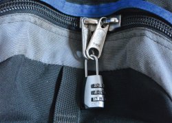 Messerrecht in Deutschland und Europa: Unterwegs mit dem Messer Mit Zahlenschloss verschlossene Tasche.